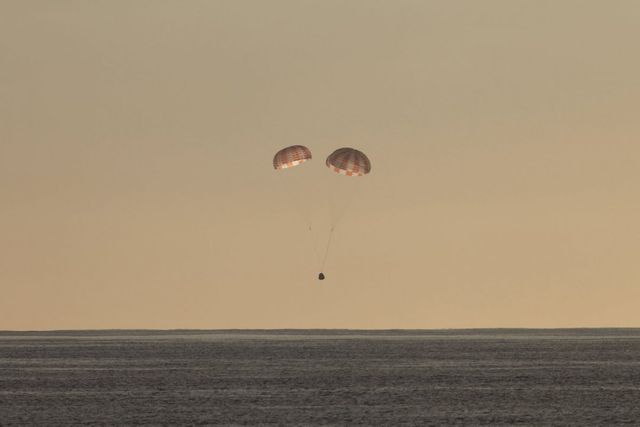 Американський корабель Dragon доставив на Землю вантаж з МКС: фотофакт - фото 153058