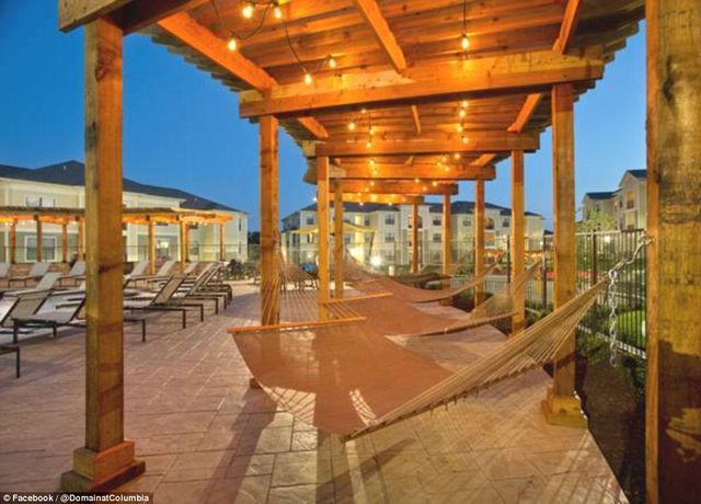 Басейни, кінотеатри і сауни: як виглядають студентські гуртожитки в США - фото 153828