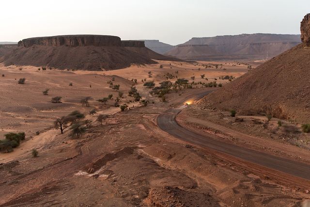 На даху потяга: неймовірна подорож пустелею - фото 151709