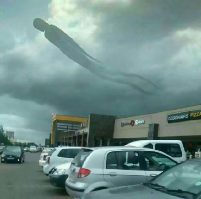 Африканців злякав гігантський дементор у небі: фотофакт - фото 149609