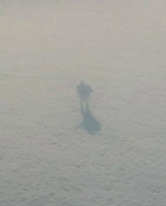 Пасажир літака побачив людину в хмарах і сфотографував її - фото 152484