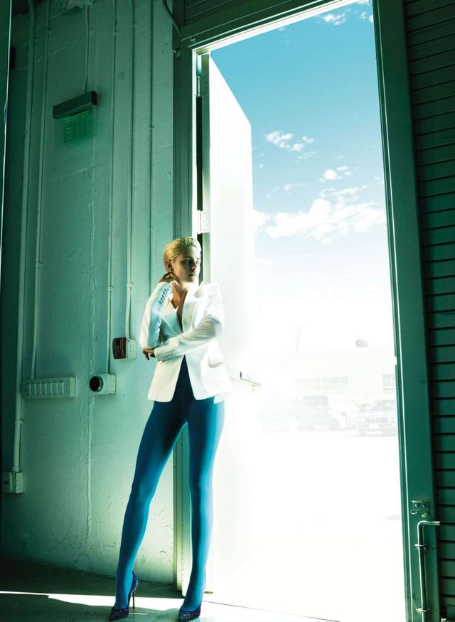 Зірка "Сутінок" знялася напівоголеною у провокаційній фотосесії - фото 148200