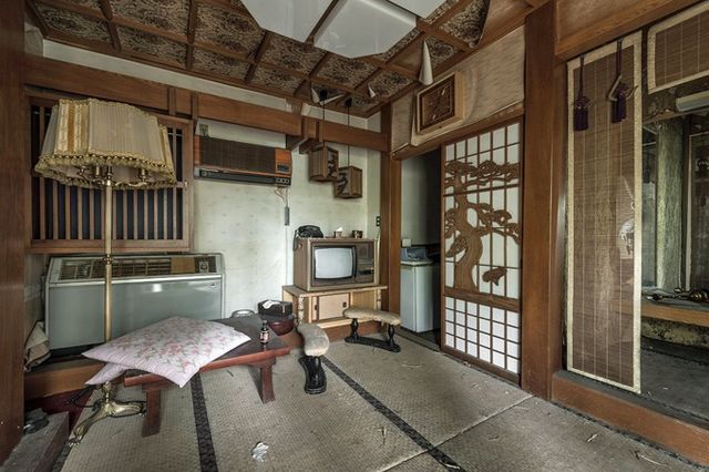 Фотограф показав вражаючі знімки закинутого секс-готелю в Японії - фото 149605