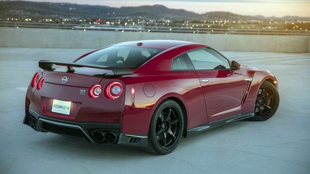 Чим здивує оновлена версія GT-R від Nissan? - фото 154926