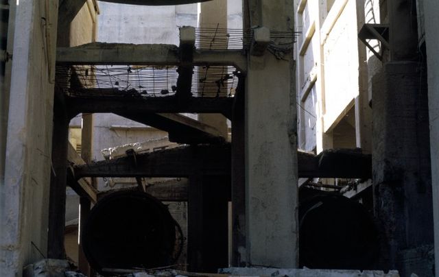 Закинутий завод в Іспанії перетворили на справжній замок: вражаючі фото - фото 148300