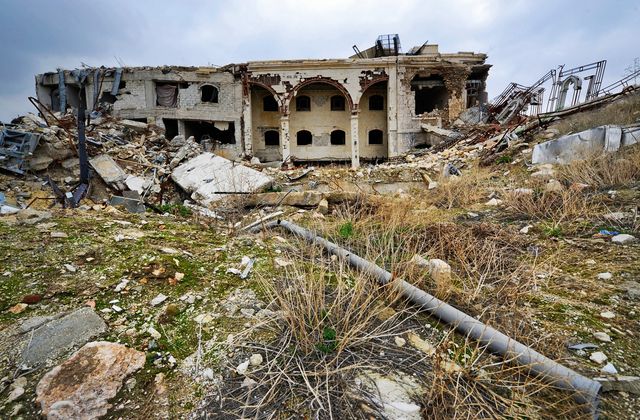 Без гостей: фоторепортаж з покинутих готелів у Сирії - фото 148453