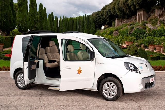 Від Mercedes до Ferrari: незвичайні автомобілі Папи Римського - фото 153683