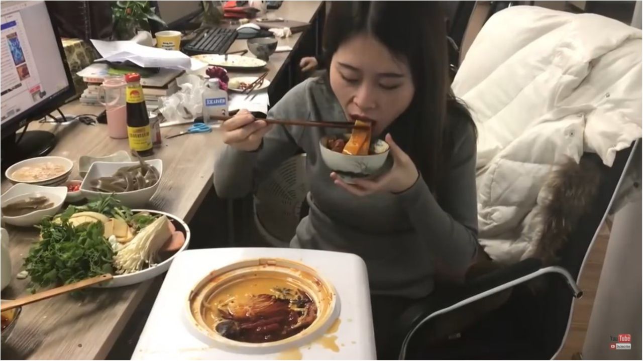 Кухар 80 рівня: китаянка готує їжу прямо на офісному обладнанні