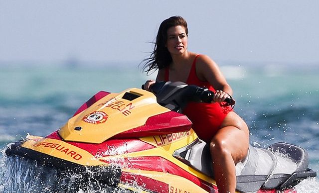 Знаменита пишнотіла модель вразила фотосесією в купальнику - фото 149140