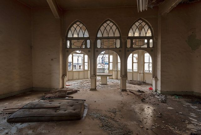 Без гостей: фоторепортаж з покинутих готелів у Сирії - фото 148455