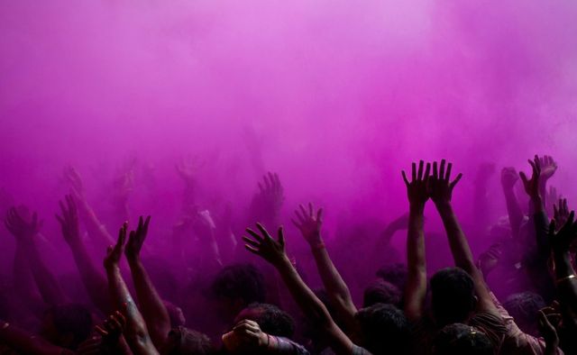 "Ні" сірим будням! Яскраві фото з фестивалю фарб в Індії - фото 151771