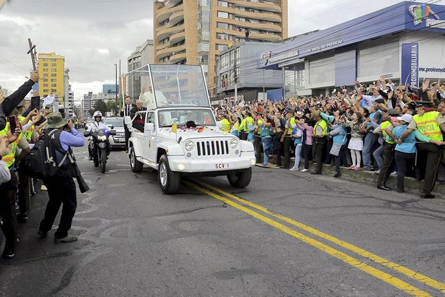 Від Mercedes до Ferrari: незвичайні автомобілі Папи Римського - фото 153679