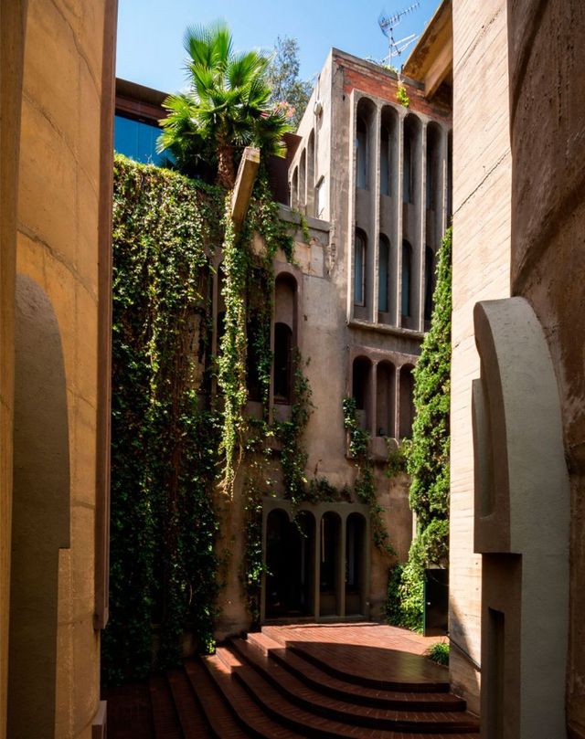 Закинутий завод в Іспанії перетворили на справжній замок: вражаючі фото - фото 148310