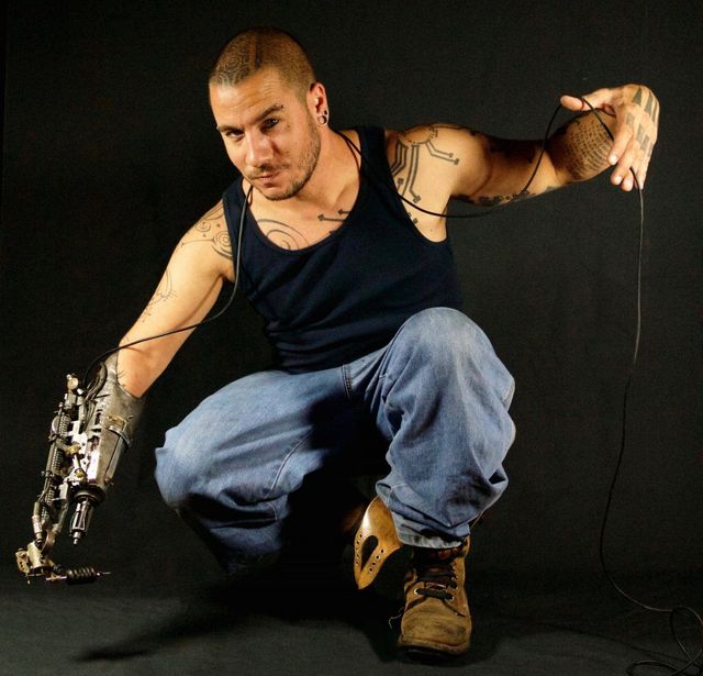 Цей хлопець створює шедевральні татуювання своїм протезом - фото 152435