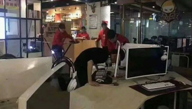 Роздратований геймер пробив головою монітор - фото 154080