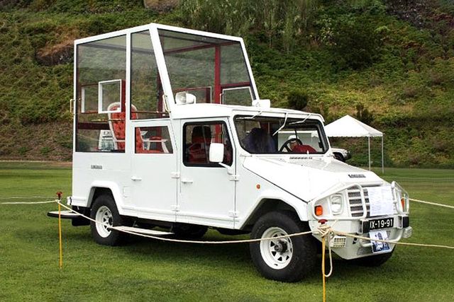 Від Mercedes до Ferrari: незвичайні автомобілі Папи Римського - фото 153682