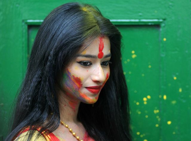 "Ні" сірим будням! Яскраві фото з фестивалю фарб в Індії - фото 151766