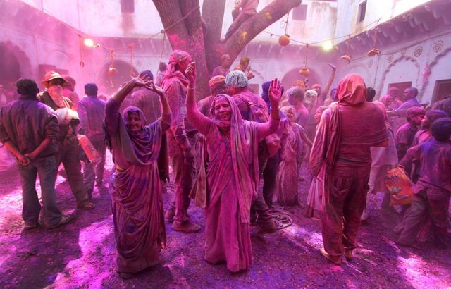 "Ні" сірим будням! Яскраві фото з фестивалю фарб в Індії - фото 151776