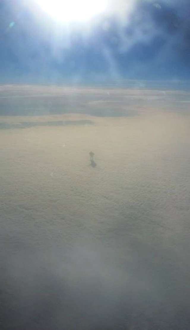 Пасажир літака побачив людину в хмарах і сфотографував її - фото 152483