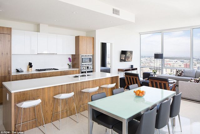 Басейни, кінотеатри і сауни: як виглядають студентські гуртожитки в США - фото 153853