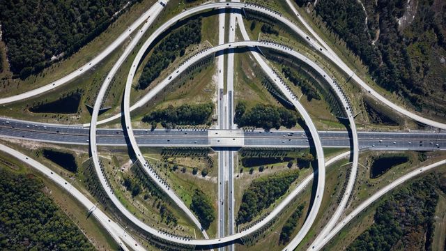 До запаморочення: як виглядають автомобільні шляхи світу - фото 151893