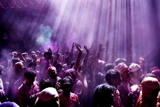 "Ні" сірим будням! Яскраві фото з фестивалю фарб в Індії - фото 151773