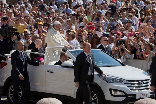 Від Mercedes до Ferrari: незвичайні автомобілі Папи Римського - фото 153680