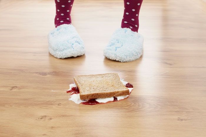 Чи можна їсти те, що впало, якщо його зразу підняли?