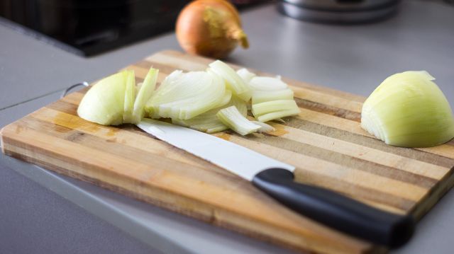 Цибуля без сліз і свіжа зелень цілий рік: прості поради на кухні - фото 149813