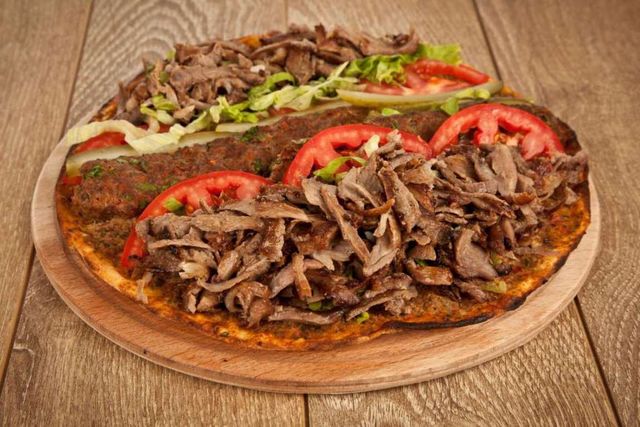 Як виглядає піца у різних куточках світу - фото 155062