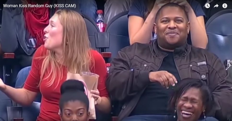 Надто смішно! Дівчина поцілувала не того хлопця в прямому ефірі