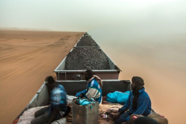 На даху потяга: неймовірна подорож пустелею - фото 151702