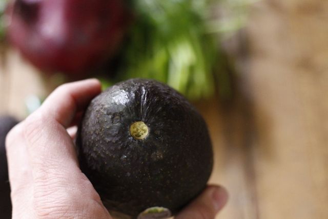 Трубочка для полуниці та стигле авокадо: прості поради на кухні - фото 152385