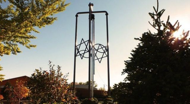 Як виглядає маленьке містечко з величезними предметами - фото 154609