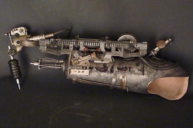 Цей хлопець створює шедевральні татуювання своїм протезом - фото 152430