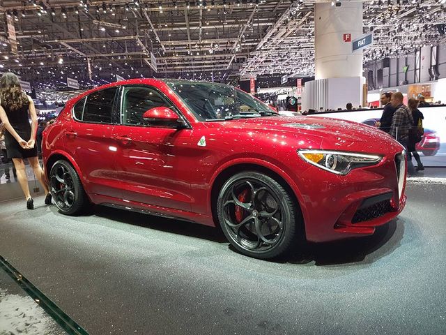 Alfa Romeo демонструє "цивільні" версії кросовера Stelvio - фото 149805