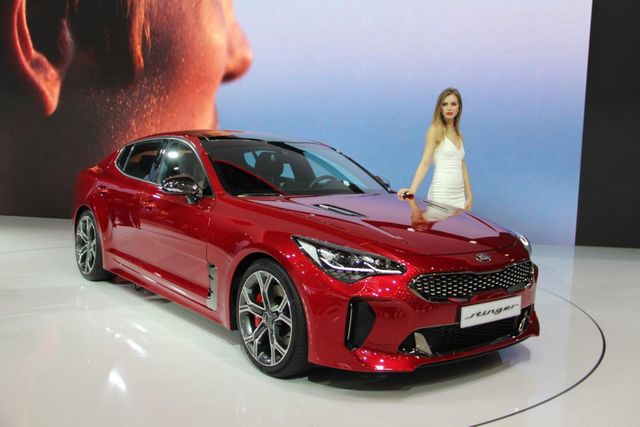 Найефектніші дівчата на Женевському автосалоні: фоторепортаж - фото 150802