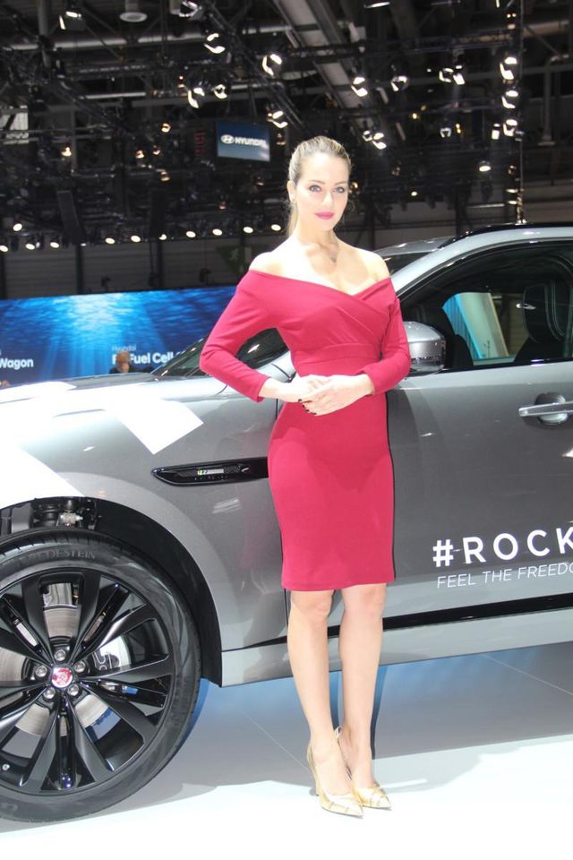 Найефектніші дівчата на Женевському автосалоні: фоторепортаж - фото 150811