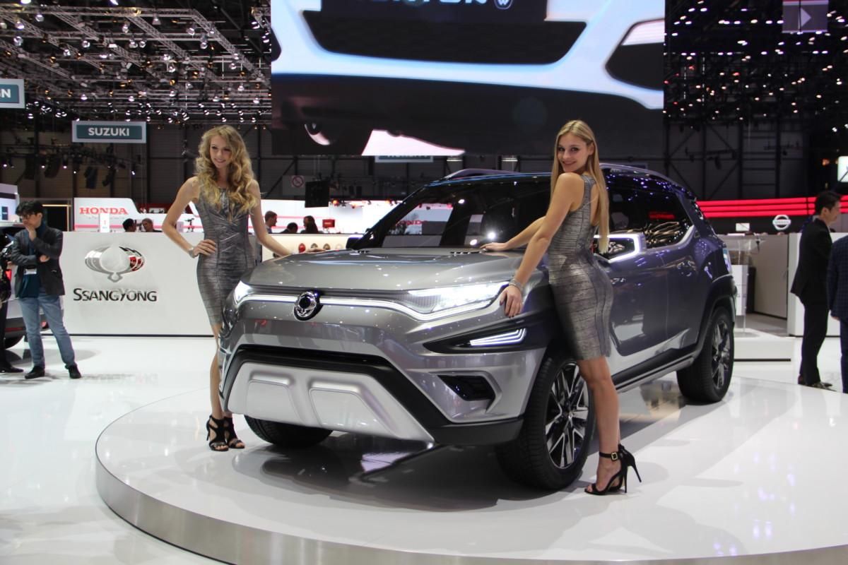 Найефектніші дівчата на Женевському автосалоні: фоторепортаж