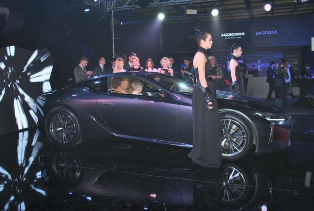 В Україні презентували новий Lexus: перші фото - фото 150877