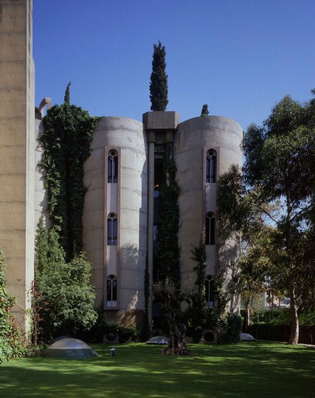 Закинутий завод в Іспанії перетворили на справжній замок: вражаючі фото - фото 148312