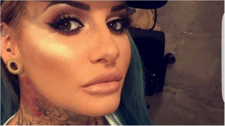 Скандальна британська зірка розгулювала пляжем топлес: пікантні фото