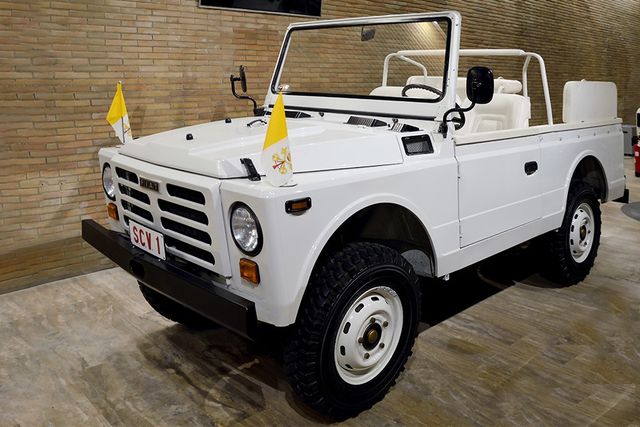 Від Mercedes до Ferrari: незвичайні автомобілі Папи Римського - фото 153678