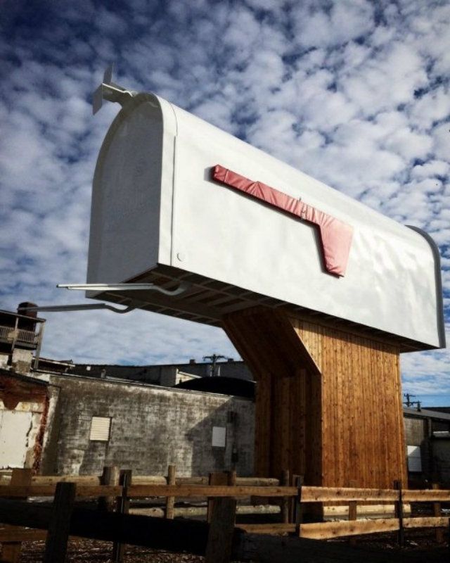 Як виглядає маленьке містечко з величезними предметами - фото 154608