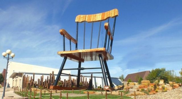 Як виглядає маленьке містечко з величезними предметами - фото 154607