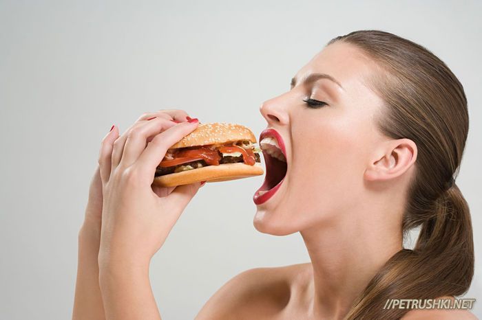 Як оголені дівчата їдять шкідливу їжу: пікантні фото