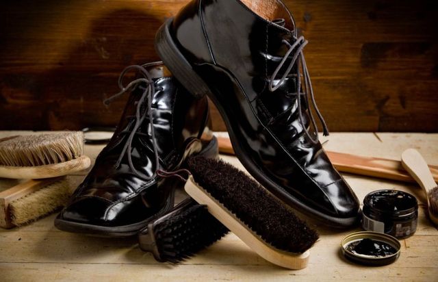 Доглядаємо правильно! Які засоби необхідні для чистки взуття - фото 154000