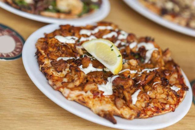 Як виглядає піца у різних куточках світу - фото 155057