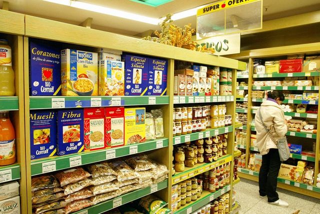 Які продукти краще не купувати в супермаркетах - фото 153539