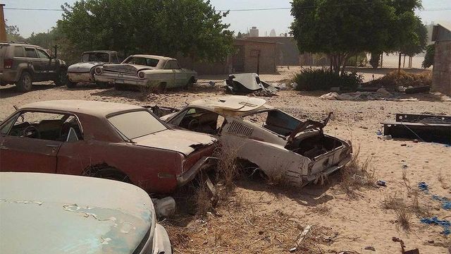 У Мексиці виявили унікальне авто. Що воно робило на смітнику? - фото 150664